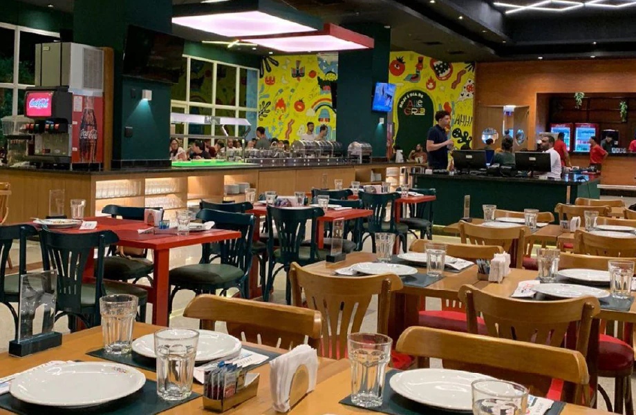 Salão do restaurante Allegria com a parede ilustrada