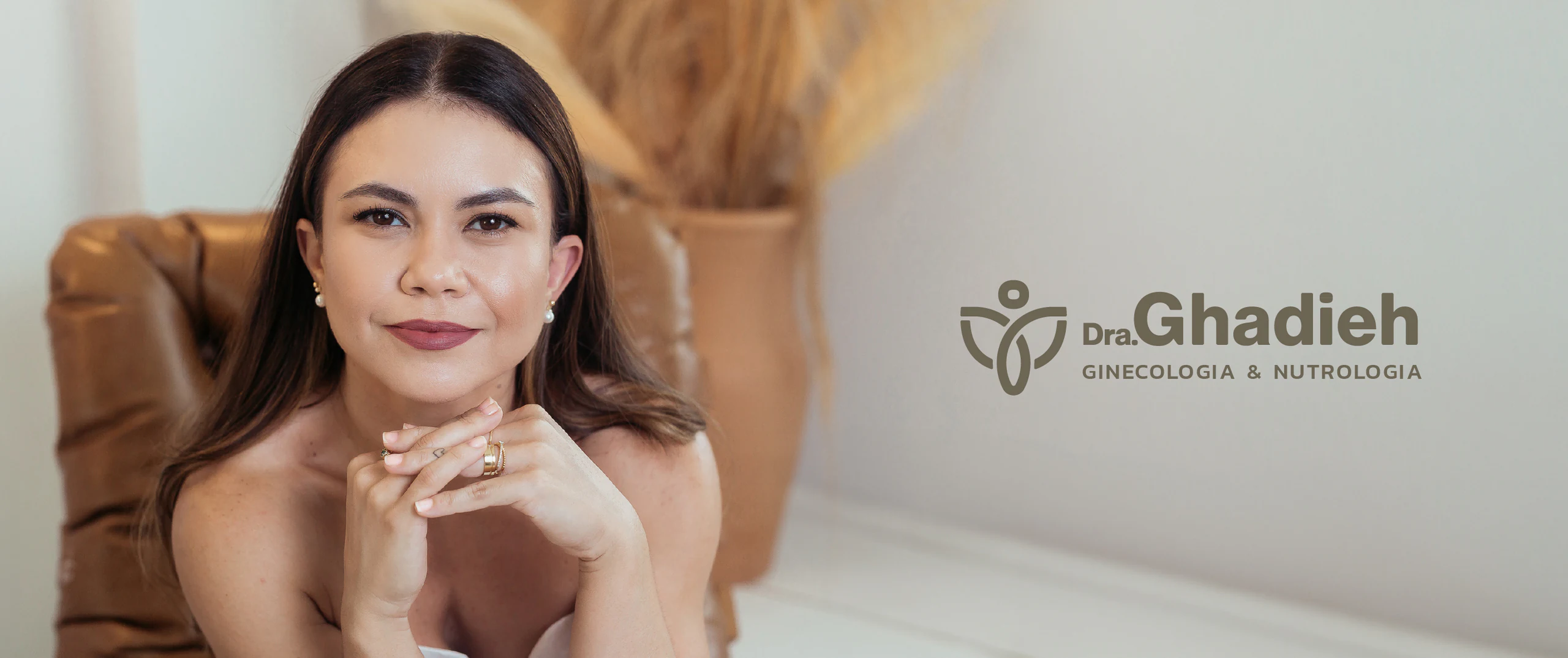 Banner com foto da Dra. Ghadieh e o logotipo