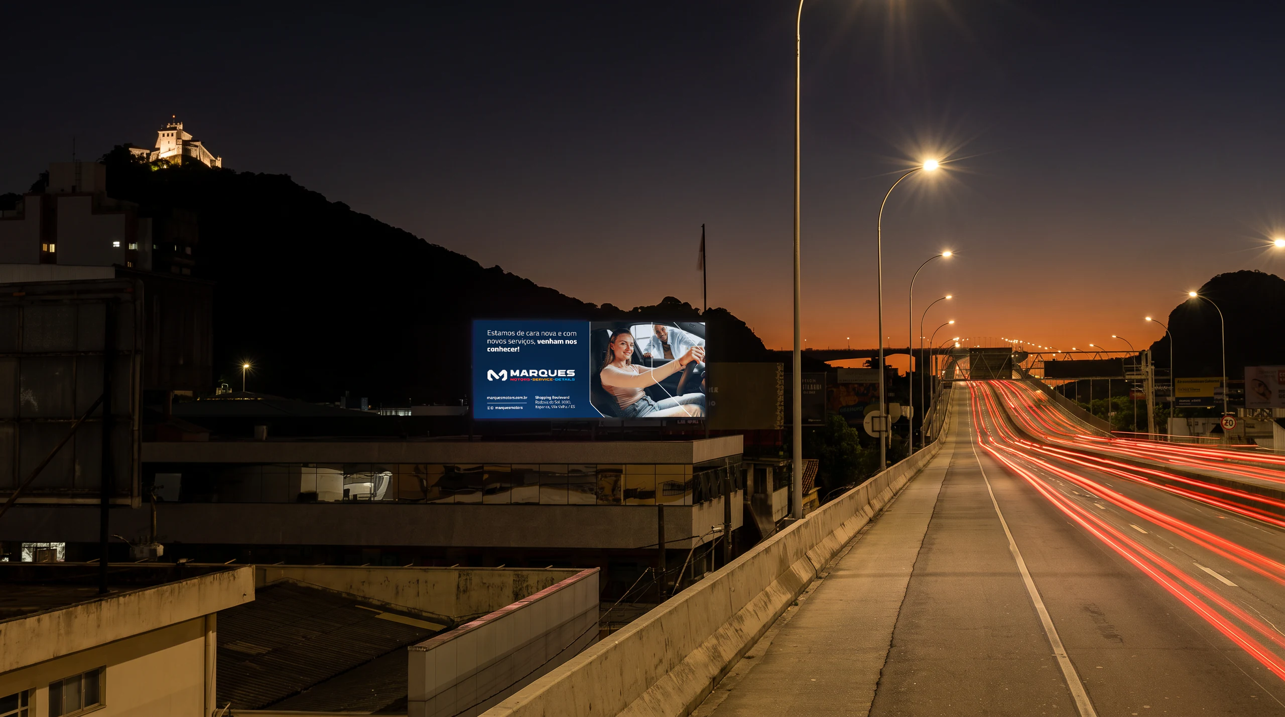 Outdoor da Marques Motors numa rodovia à noite