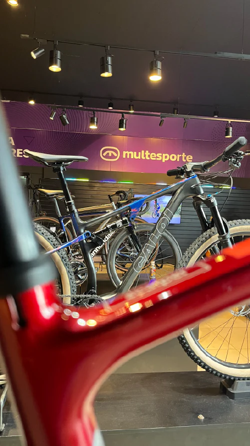 Interior da loja Multesporte com bicicletas expostas